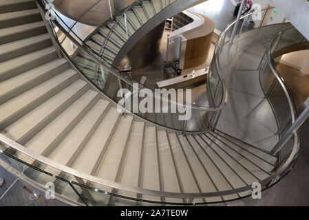 Escalier intérieur et du Musée de la Romanité (2018) ou romaine Musée Archéologique, par Elizabeth de Portzamparc, Nimes France Banque D'Images