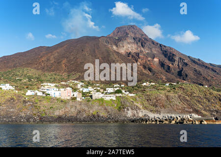 La petite ville de Ginostra seulement accessible par la mer et son port sur l'île de Vulcano, Stromboli eolian, Sicile, Italie. Banque D'Images