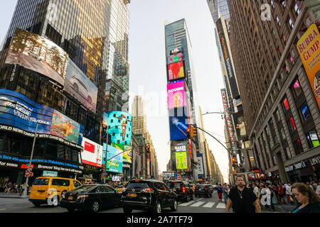 New York, USA - Aug 20, 2018 : les touristes à Times Square le soir. Plus de 50 millions de personnes visitent New York chaque année. Banque D'Images