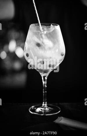 gin tonique avec rhubarbe fraîche Banque D'Images