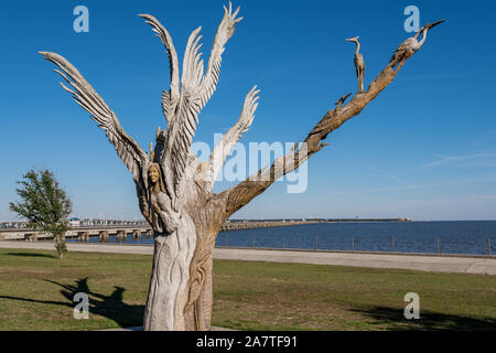 Angel Tree of Bay St Louis, sculpture à la tronçonneuse par Dayle Lewis dans un chêne géant tué par l'ouragan Katrina, Mississippi USA. Banque D'Images