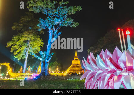 Une belle grande rose krathong fait de tissu s'affiche dans le réservoir dans l'événement comme un symbole pour Festival Loy Kratong en historique de Sukhothai Banque D'Images