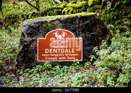 Un parc national signer sous un viaduc ferroviaire à Cowgill, Dent, près de Ribblehead, dans Dentdale Yorkshire du Nord, parc national. Banque D'Images