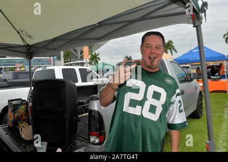 Miami, États-Unis d'Amérique. 06Th Nov, 2019. MIAMI, FLORIDE - Novembre 03 : New York Jets Fans fête avant match à l'extérieur contre les Dolphins de Miami au Hard Rock Stadium le 3 novembre 2019 à Miami, en Floride. People : New York Jets Fans Credit : tempêtes Media Group/Alamy Live News Banque D'Images