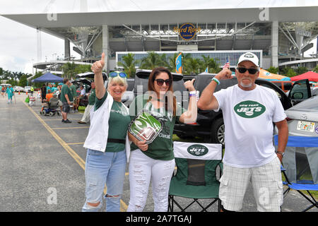 Miami, États-Unis d'Amérique. 06Th Nov, 2019. MIAMI, FLORIDE - Novembre 03 : New York Jets Fans fête avant match à l'extérieur contre les Dolphins de Miami au Hard Rock Stadium le 3 novembre 2019 à Miami, en Floride. People : New York Jets Fans Credit : tempêtes Media Group/Alamy Live News Banque D'Images