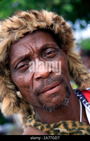 Portrait d'un homme traditionnel zoulou en coiffure fait de peau animale au Festival de marula Tembe, KwaZulu-Natal, Afrique du Sud. Banque D'Images