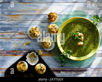 L'ail sauvage & soupe d'Ortie avec Mini Muffins au fromage Banque D'Images