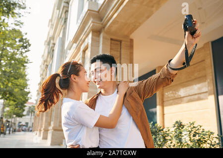 Heureux touristes taking photo d'eux-mêmes Banque D'Images