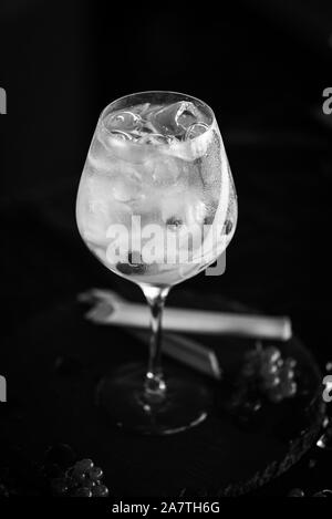 gin tonique avec rhubarbe fraîche Banque D'Images