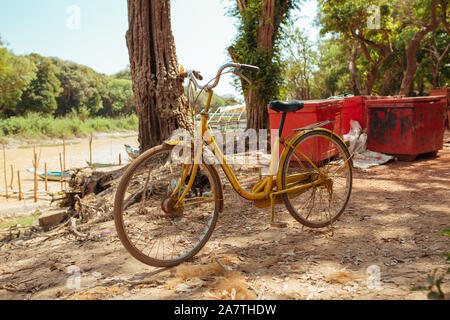 Classic vintage Bicycle en flottante cambodgienne Village près du lac Tonle Sap Banque D'Images