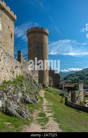 Vue Portrait d'une tour médiévale fortifiée au château de Foix, Occitanie, France. Banque D'Images