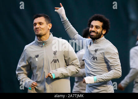 Dejan Lovren de Liverpool (à gauche) et Mohamed Salah lors de la conférence de presse à Anfield. Banque D'Images