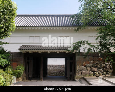 Bâtiment blanc traditionnel japonais et de pins au château d'Odawara Amusement Park Banque D'Images