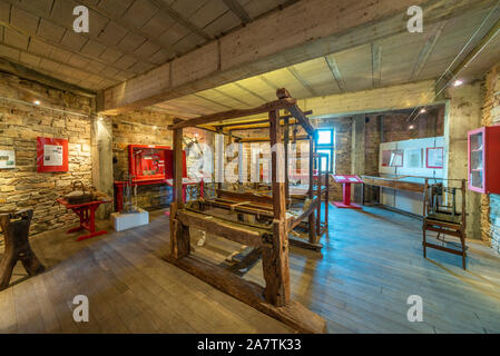 Métier à tisser en bois médiévale, ou Tisserand, au Musée Charles Portal à Cordes-sur-Ciel, Occitanie, France. Banque D'Images