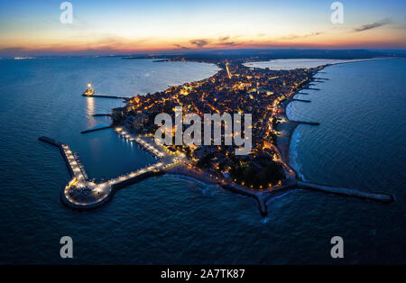 Drone aérien Vue de nuit à Pomorie city sur la côte bulgare de la Mer Noire Banque D'Images