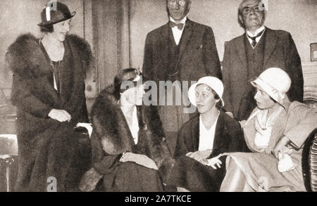 Quatre pilotes féminins célèbres, vus ici au Royal Aero Club, 1932. Dame Mary Bailey, Lady Bailey, 1890 – 1960, née Westenra. Aviateur irlandais. Amelia Mary Earhart, 1897 - disparu le 2 juillet 1937. Pionnier de l'aviation américaine, auteur et première aviatrice féminine à voler en solo à travers l'océan Atlantique. Amy Johnson, 1903 - disparu le 5 janvier 1941. Pilote anglais pionnier qui a été la première femme à voler en solo de Londres à l'Australie. Winifred Evelyn Spooner, 1900 – 1933. Aviateur anglais. Du Pageant du siècle, publié en 1934. Banque D'Images