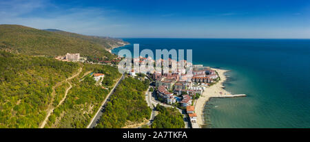 Vue sur la mer de drone d'Elenite resort sur la côte bulgare de la Mer Noire Banque D'Images