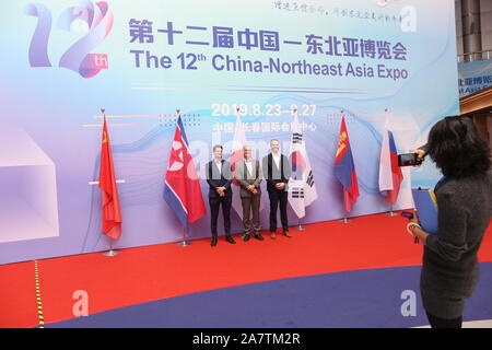 Les visiteurs de prendre des photos à la 12e China-Northeast Asia Expo à Changchun city, Jilin province du nord-est de la Chine, 23 août 2019. Banque D'Images