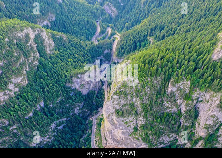 Les Gorges de Bicaz, une étroite route de montagne entre la Moldavie et la Transylvanie en Roumanie, vue aérienne Banque D'Images