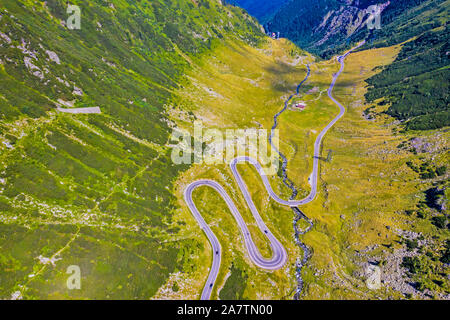 Au-dessus de la route sinueuse dans les Carpates roumaines, en vue d'été, la route Transfagarasan en Roumanie Banque D'Images