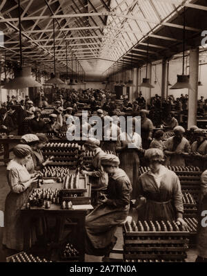 Les filles d'usine fusible à l'emballage des têtes Coventry Ordnance Works. La compagnie avait fait des armes à feu pour neuf ans avant la guerre après avoir été créé en 1905 par un consortium d'entreprises de construction navale britannique. Les ouvriers ont travaillé jour et nuit sur les périodes de travail pour créer une sélection variée d'armements, y compris des fusils, des jauges, des outils et même des canons navals. Banque D'Images