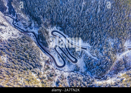 Serpentine d'hiver dans la forêt des montagnes rocheuses. Gorges de Bicaz est un étroit passage entre deux région roumaine historique. Banque D'Images