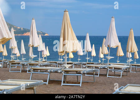 La plage de la mer avec de nombreux parasols et chaises attendent les touristes. Happy summer vacations concept. Plage d'été ensoleillé. Banque D'Images