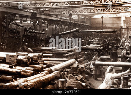 L'obusier atelier au Coventry Ordnance Works. La compagnie avait fait des armes à feu pour neuf ans avant la guerre après avoir été créé en 1905 par un consortium d'entreprises de construction navale britannique. Les ouvriers ont travaillé jour et nuit sur les périodes de travail pour créer une sélection variée d'armements, y compris des fusils, des jauges, des outils et même des canons navals. Banque D'Images