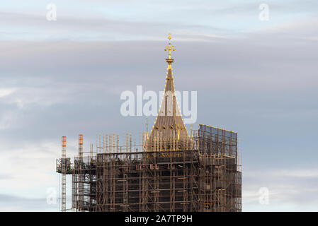 Haut de la tour, récemment restauré, Elizabeth a révélé pour la première fois. Big Ben de la restauration du palais de Westminster. Flèche d'or après rénovation Copyspace Banque D'Images