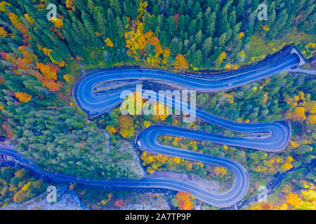 Au-dessus de la route sinueuse dans la forêt d'automne. Les Gorges de Bicaz est un col entre deux région historique en Roumanie. Banque D'Images