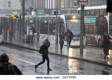 Edinburgh, Ecosse, Royaume-Uni. 4ème Nov 2019. Les fortes pluies qui affectent les piétons et la circulation dans la rue Princes Street Centre-ville d'Édimbourg. Tramway, Bus et piétons sur Princes Street. Credit : Craig Brown/Alamy Live News Banque D'Images