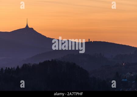 Soirée orange sous la montagne Jested. République tchèque Banque D'Images