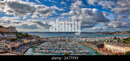 Go - DEVON : Vue panoramique du port de Torquay et du port de plaisance image HDR) Banque D'Images