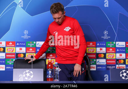 Saint-pétersbourg, Russie. 08Th Nov, 2019. Football : match de la Ligue des Champions avant le Zenit Saint-Pétersbourg - RB Leipzig. L'entraîneur de Leipzig Julian Nagelsmann quitte la conférence de presse. Crédit : Jan Woitas/dpa-Zentralbild/dpa/Alamy Live News Banque D'Images