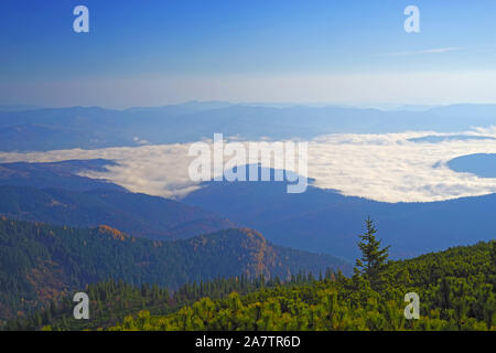 Paysage de montagne matin, nuages bas ou brouillard sur la vallée de la rivière. Banque D'Images