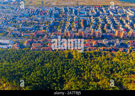 Voir ci-dessus de bâtiments d'habitation près de forêt d'automne, Piatra Neamt ville Banque D'Images