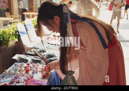 Des centaines de Chinois antique-chinese-amateurs de vêtements se rassemblent pour célébrer le Festival Qixi à Hefei city, est de la Chine, la province de l'Anhui, le 3 juillet 2019. Hun Banque D'Images