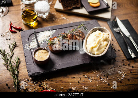 Filet mignon de porc servi sur une carte dans le restaurant Banque D'Images