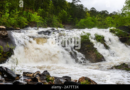 Hot Springs, Arkansas River rapids après la pluie au printemps Banque D'Images