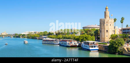 Les excursions en bateau amarré sur la rivière Guadalquivir bank près de la Torre del Oro, Séville Espagne Paseo de Cristóbal Colón Seville andalousie eu Europe Banque D'Images