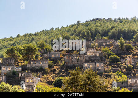 Village fantôme de Kayakoy près de Fethiye dans province de Mugla, Turquie. Banque D'Images