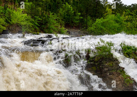 Hot Springs, Arkansas River rapids après la pluie au printemps Banque D'Images