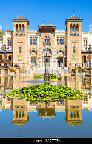 Séville réflexions dans la piscine en face du Musée des Arts et traditions populaires Séville Séville Séville Espagne séville Andalousie Espagne UE Europe Banque D'Images