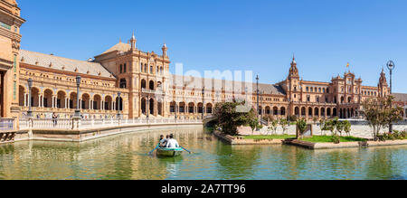 Bateau à rames Panorama sur le petit canal par le biais de la Plaza de España de Séville Séville Parc Maria Luisa Séville Espagne Séville Andalousie Espagne eu Europe Banque D'Images