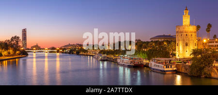 Nuit Panorama de la rivière avec la Torre del Oro, Séville Séville Espagne Paseo de Cristóbal Colón Guadalquivir Séville Andalousie eu Europe Banque D'Images