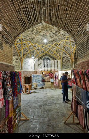 Boutique de souvenirs à l'intérieur de Kukeldash Madrassa ou Koʻkaldosh la Madrasa, Boukhara, Ouzbékistan, l'Asie centrale Banque D'Images