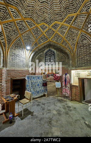 Boutique de souvenirs à l'intérieur de Kukeldash Madrassa ou Koʻkaldosh la Madrasa, Boukhara, Ouzbékistan, l'Asie centrale Banque D'Images