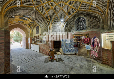 Boutique de souvenirs à l'intérieur de Kukeldash Madrassa ou Koʻkaldosh la Madrasa, Boukhara, Ouzbékistan, l'Asie centrale Banque D'Images