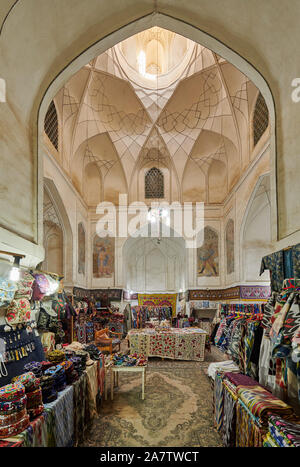 Boutique de souvenirs à l'intérieur de Kukeldash Madrassa ou Koʻkaldosh la Madrasa, Boukhara, Ouzbékistan, l'Asie centrale Banque D'Images