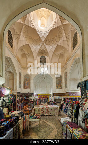 Boutique de souvenirs à l'intérieur de Kukeldash Madrassa ou Koʻkaldosh la Madrasa, Boukhara, Ouzbékistan, l'Asie centrale Banque D'Images